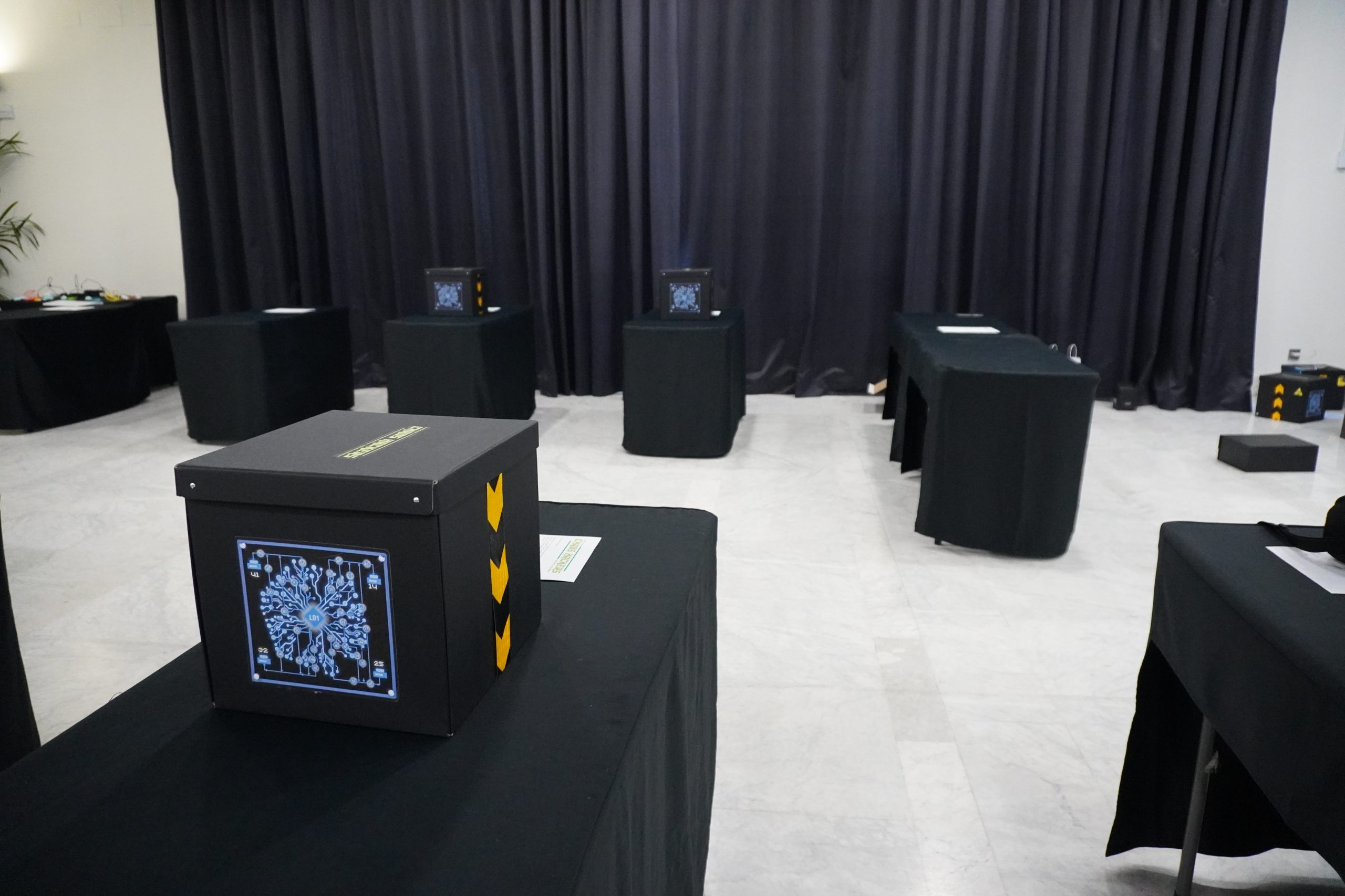 Equipo resolviendo enigmas en escape room corporativo - actividad de team building empresarial