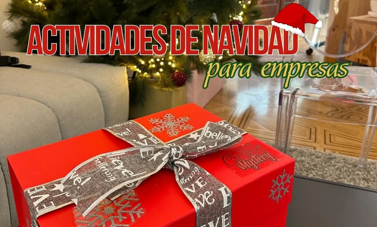 Caja de regalo roja del escape room de Navidad Christmas Mystery junto al árbol
