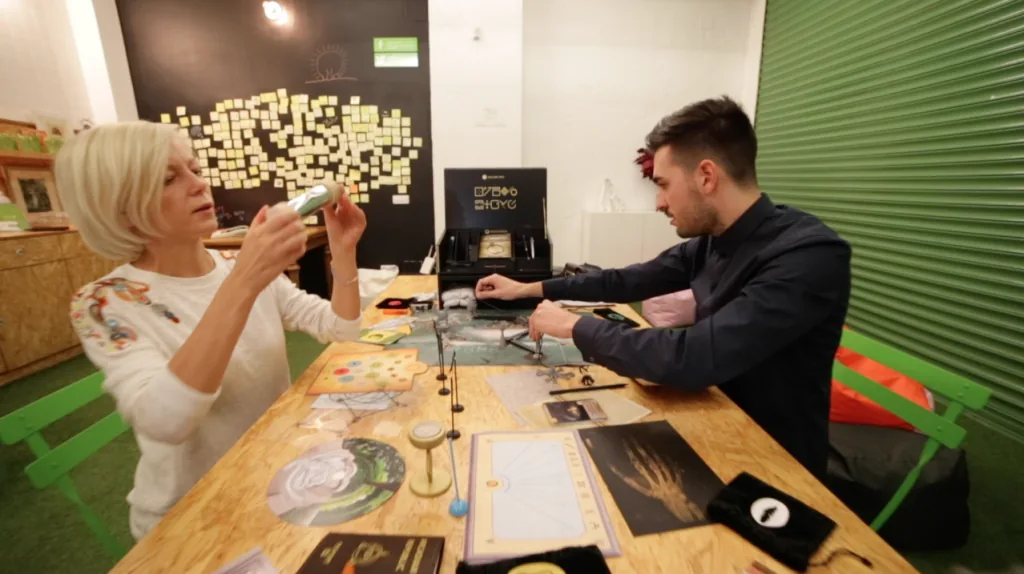 Compañeros de trabajo jugando una partida en la sala, una de las actividades de team building en la oficina