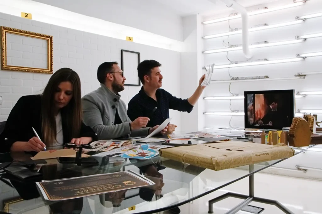 Equipo jugando un escape room portátil en una mesa de reuniones, entre las actividades de team building en la oficina