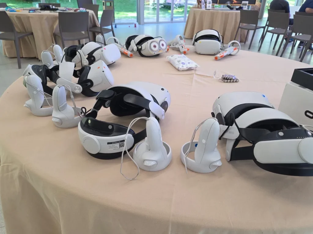 Gafas de realidad virtual de Cybercorp repartidas sobre una mesa redonda, listas para actividades de team building en la oficina