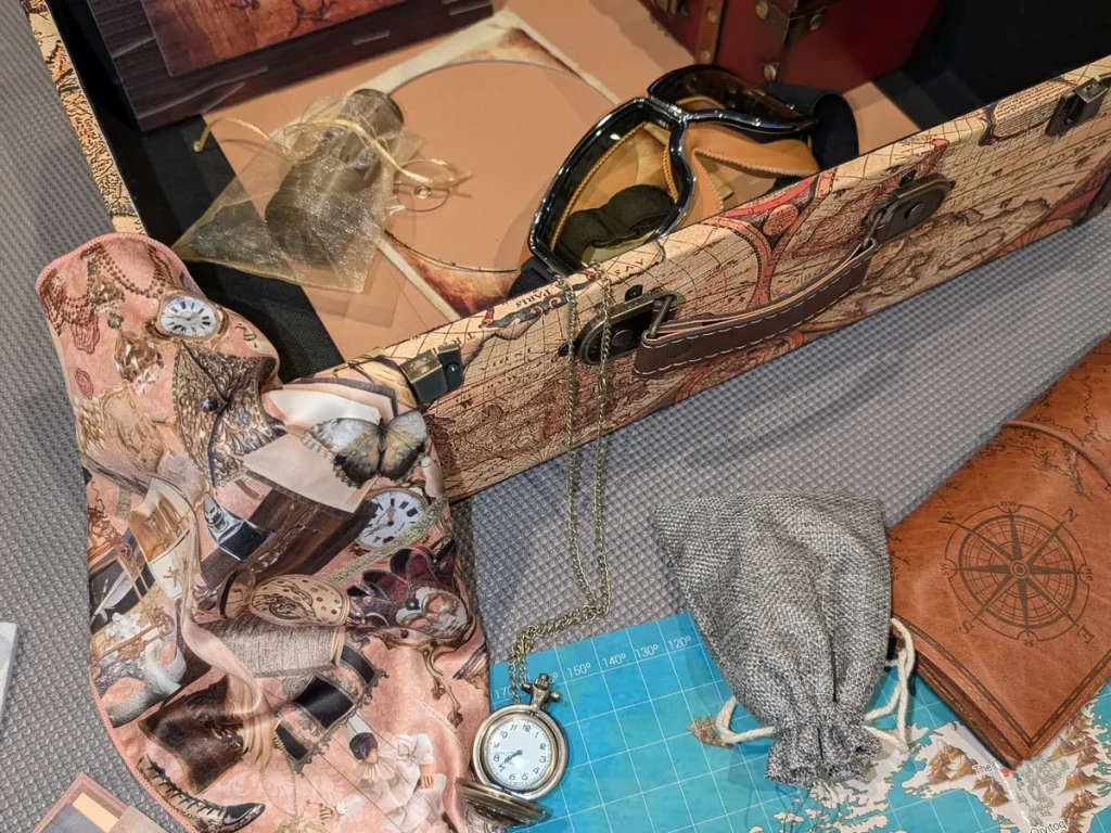 Cómo elegir un escape room para empresas por su historia: cofre abierto de El Legado Perdido con mapa, brújula y documentos