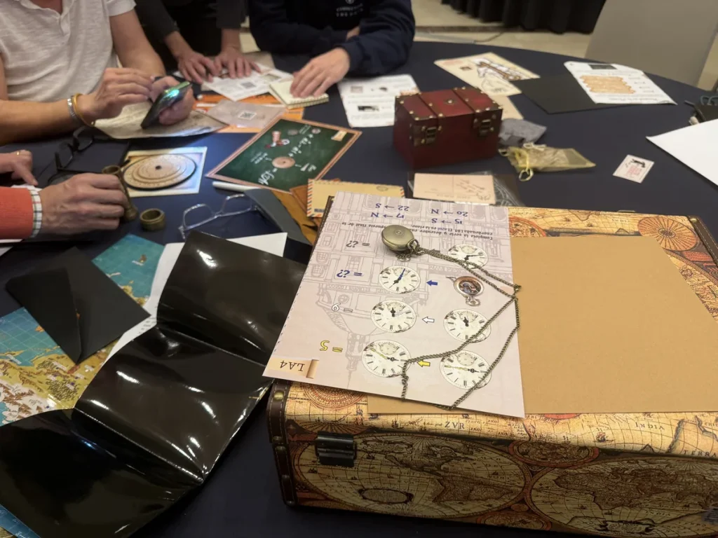 Material de El Legado Perdido para un escape room a domicilio: cofre, mapas y documentos antiguos sobre la mesa