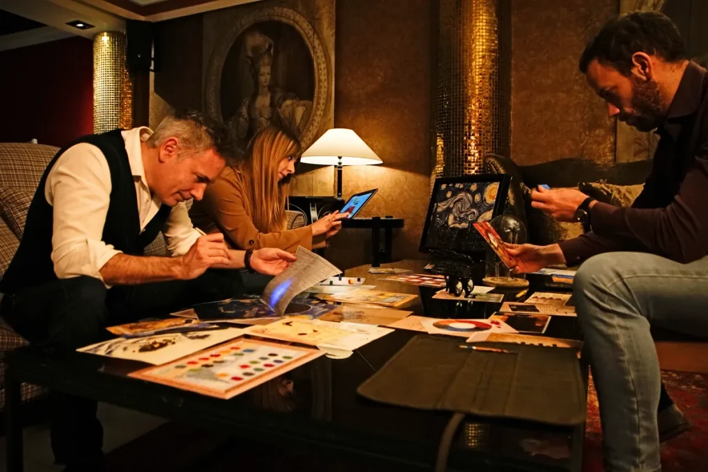 Equipo de empresa resolviendo en una mesa las pistas de El Misterio de Van Gogh, un escape room corporativo