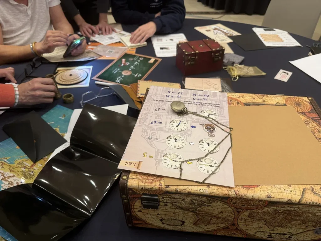 Escape room para empresas en Barcelona: participantes resolviendo las pistas de El Legado Perdido sobre un mapa y un cofre