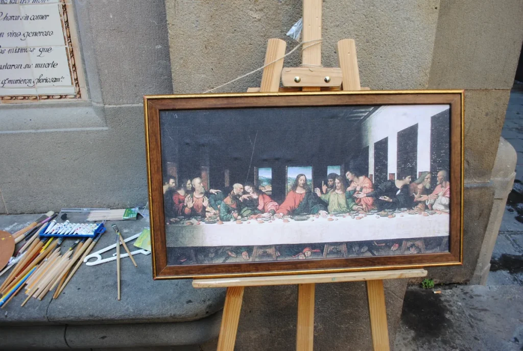 Escape room para empresas en Barcelona en la calle: cuadro de La última cena en un caballete como pista de la gymkhana