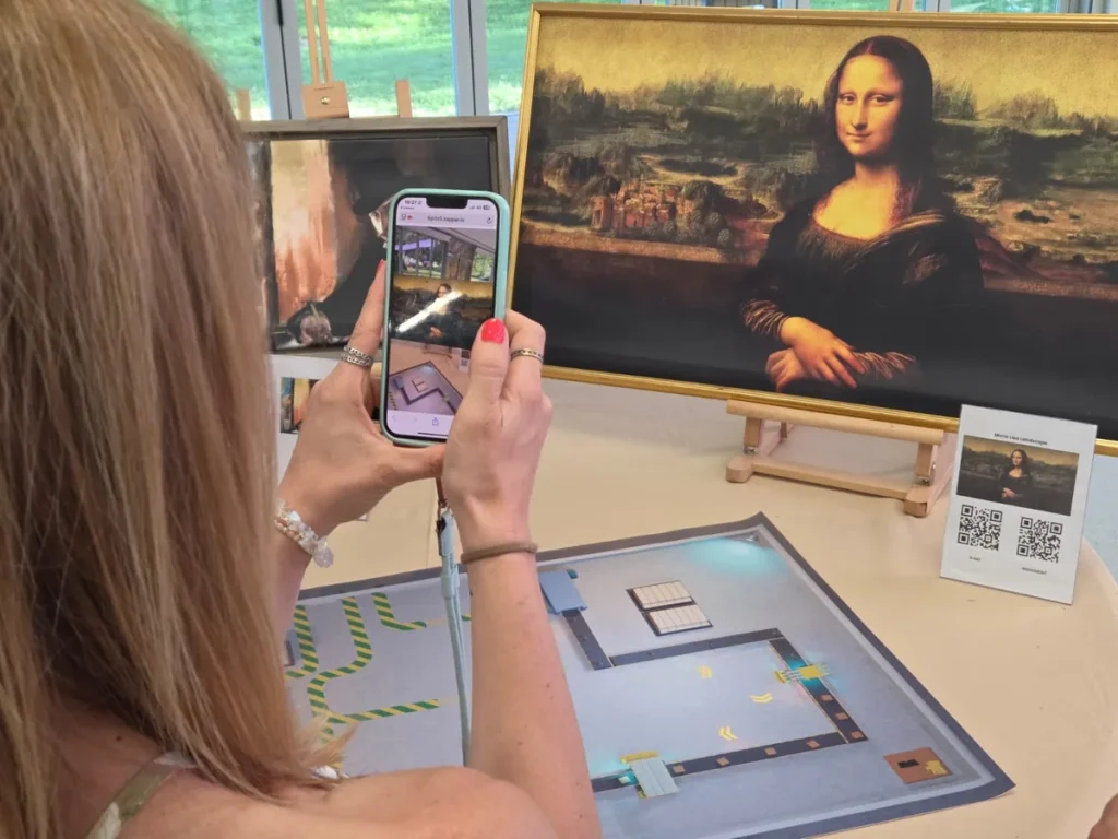 Tablet con realidad aumentada enfocando La Gioconda en un escape room para empresas en Toledo
