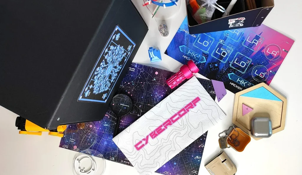 Escape room para empresas en Valencia: kit de Cybercorp con caja, linterna UV y pistas