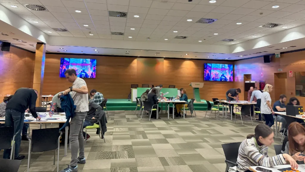 Escape room en la oficina: varios equipos jugando en una gran sala de la empresa
