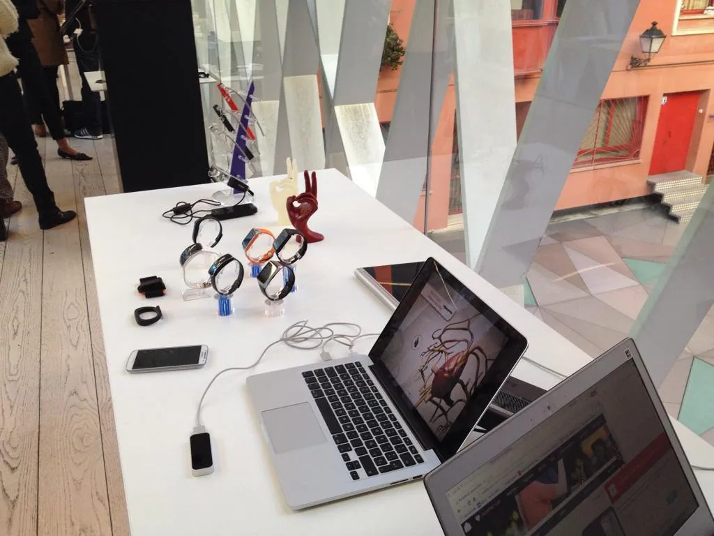Escape room en la oficina: portátil, gafas y dispositivos tecnológicos del juego sobre una mesa