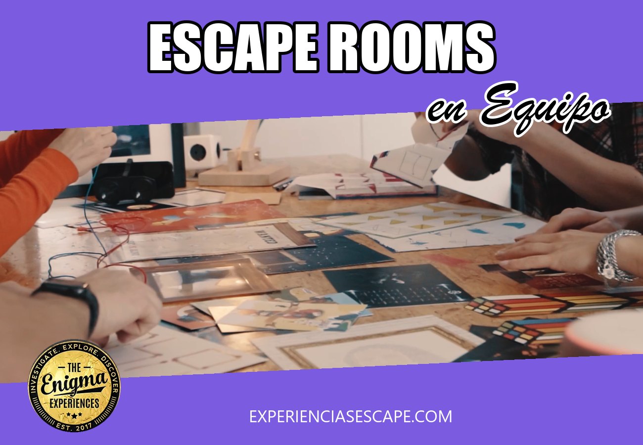 Escape rooms en equipo: mesa con pistas durante una partida de empresa