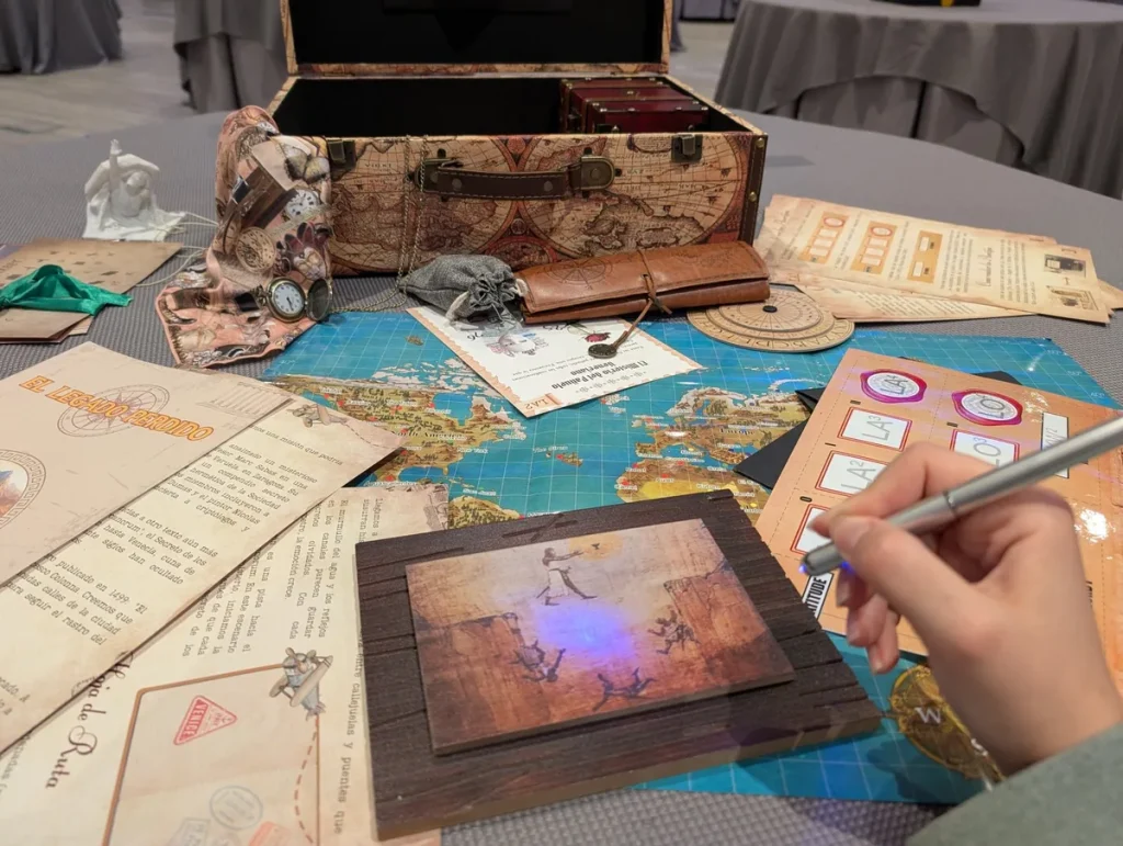 Escape room para eventos de empresa: material de El Legado Perdido sobre una mesa