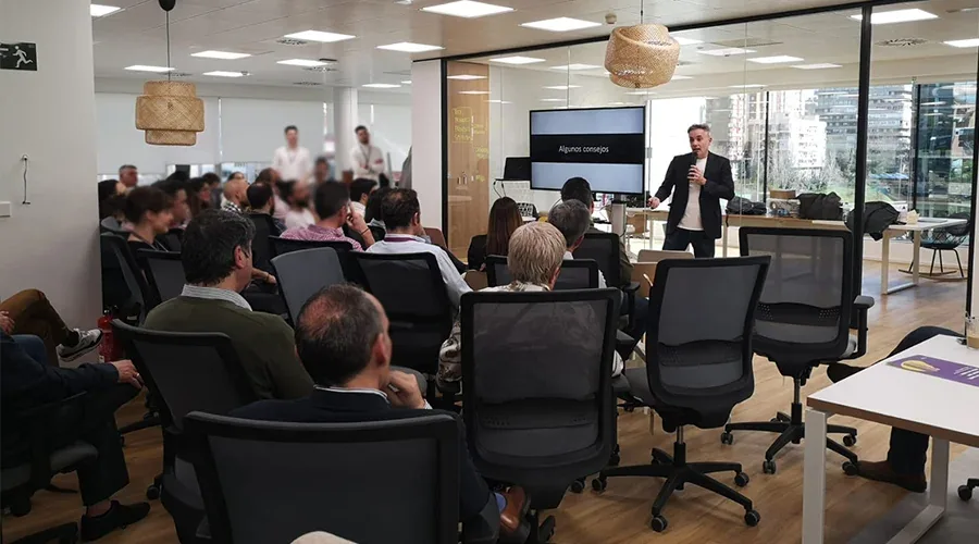Actividades para kick off de empresa: un directivo presenta los objetivos del año ante el equipo en una oficina