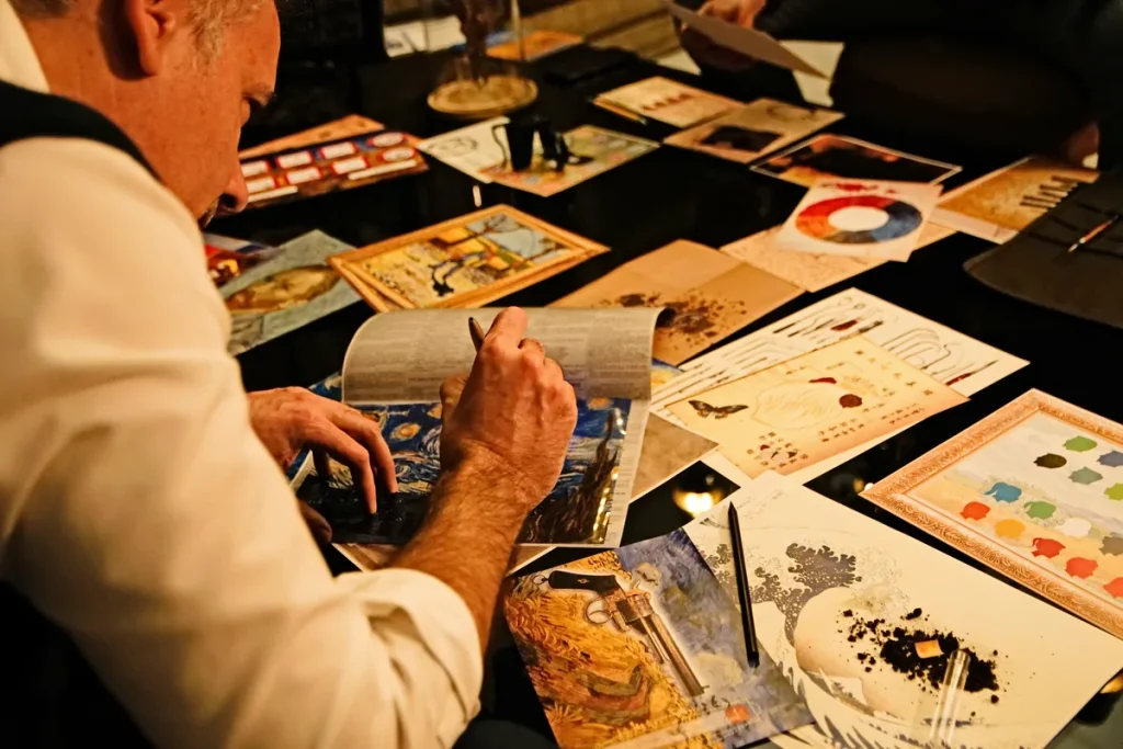 Escape room para formación empresarial: un equipo escribe y compara pistas en una partida de El Misterio de Van Gogh
