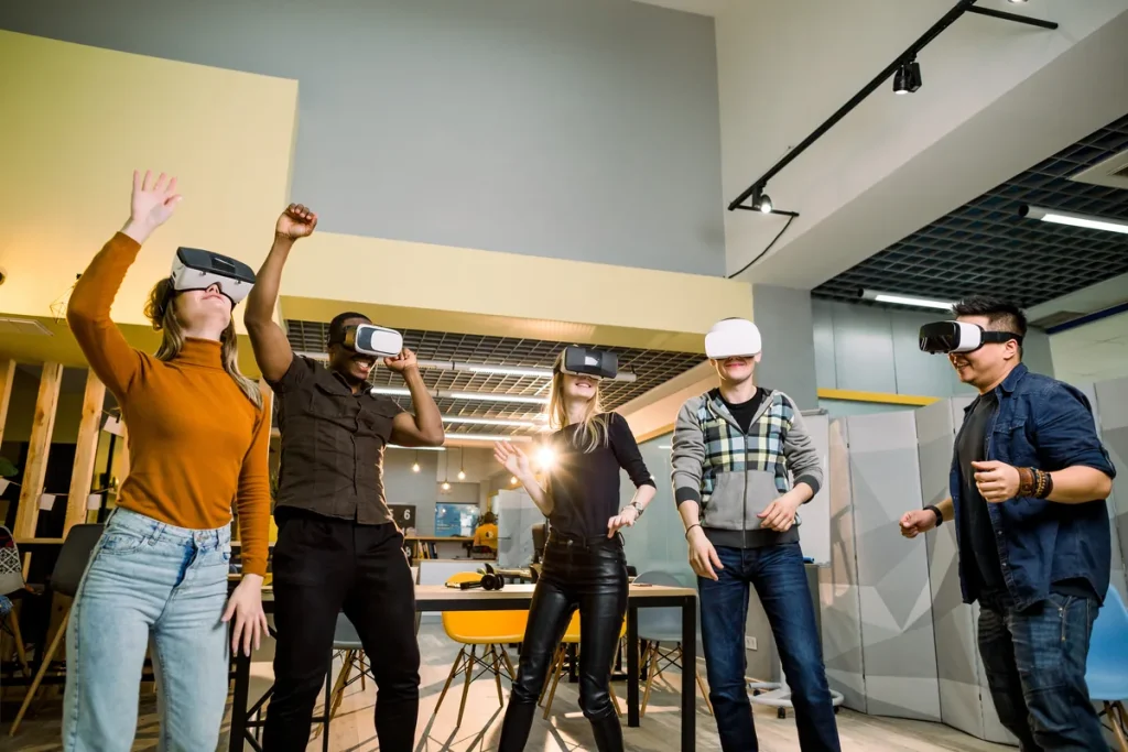 Escape room para grupos numerosos: empleados con gafas de realidad virtual jugando a la vez en un evento