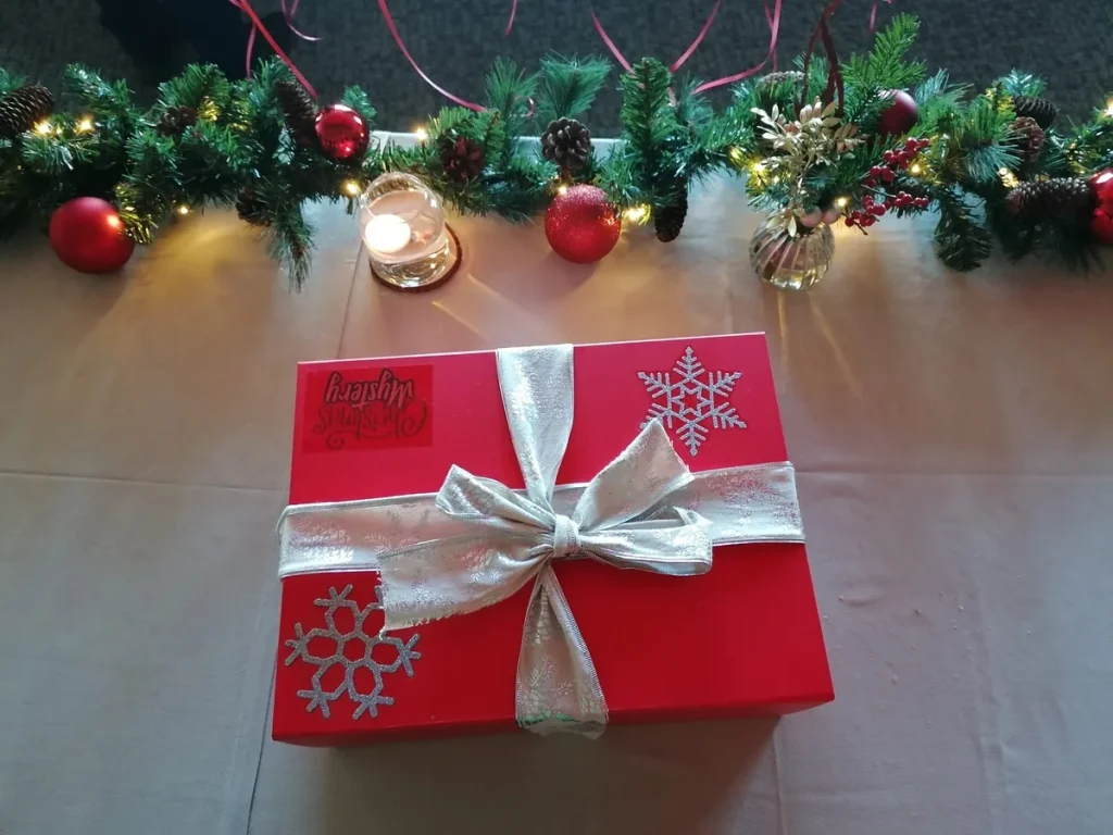 Escape room marketing en Navidad: caja de juego de empresa envuelta para regalo