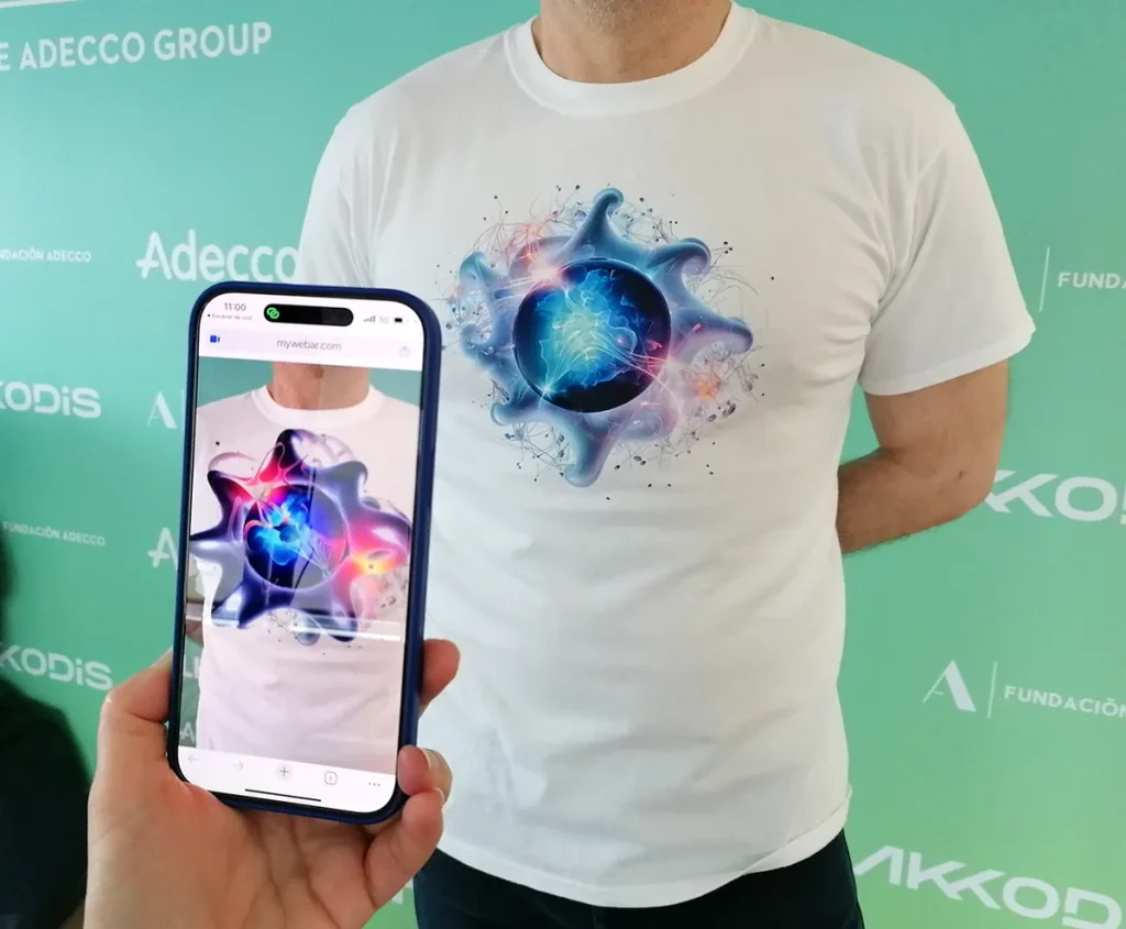 Escape room marketing con realidad aumentada: camiseta que muestra una animación al enfocarla con el móvil