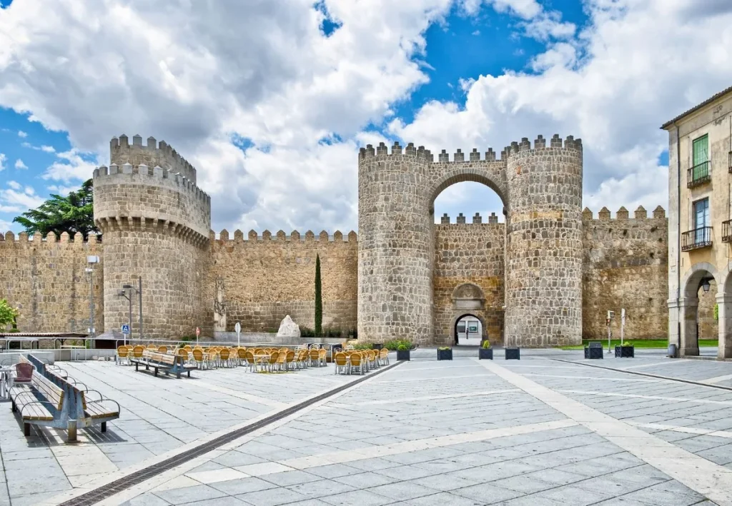 Escape room para empresas en Ávila: la Puerta del Alcázar de la muralla, salida de la gymkhana