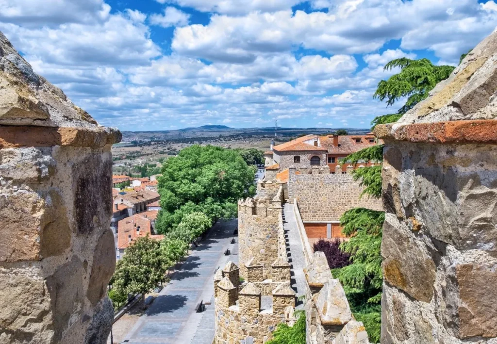Vista desde la muralla durante la gymkhana que acompaña al escape room para empresas en Ávila