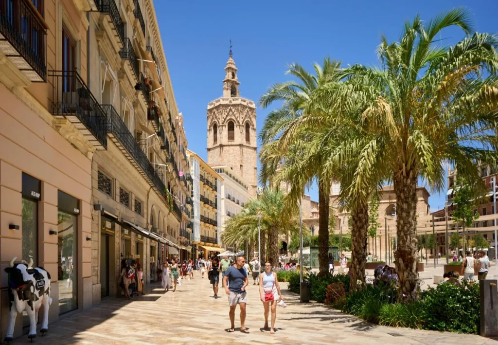 Escape room para empresas en Valencia: calle del centro con el Micalet, escenario de una gymkhana