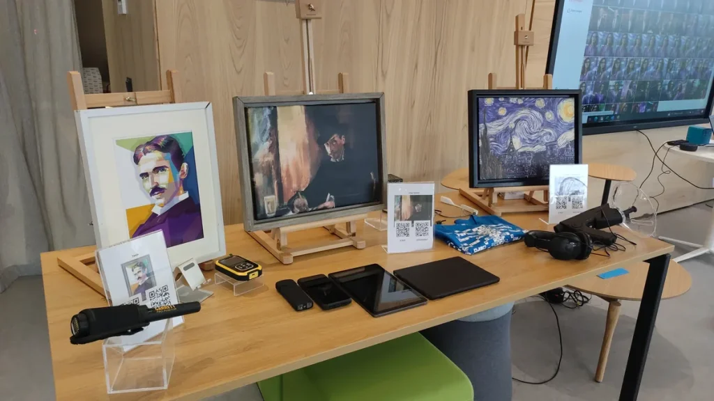 Escape room para empresas en Valencia: cuadros con pistas y una tablet con realidad aumentada