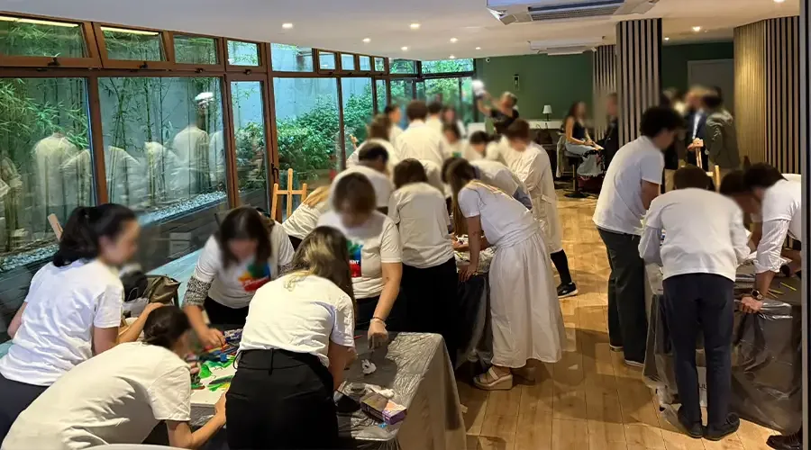 Escape room para eventos de empresa: empleados de distintos departamentos jugando por equipos en las mesas