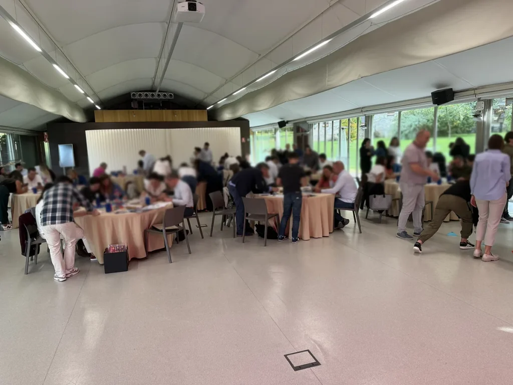 Escape room para grupos numerosos en el salón de un hotel: decenas de participantes jugando a la vez por equipos