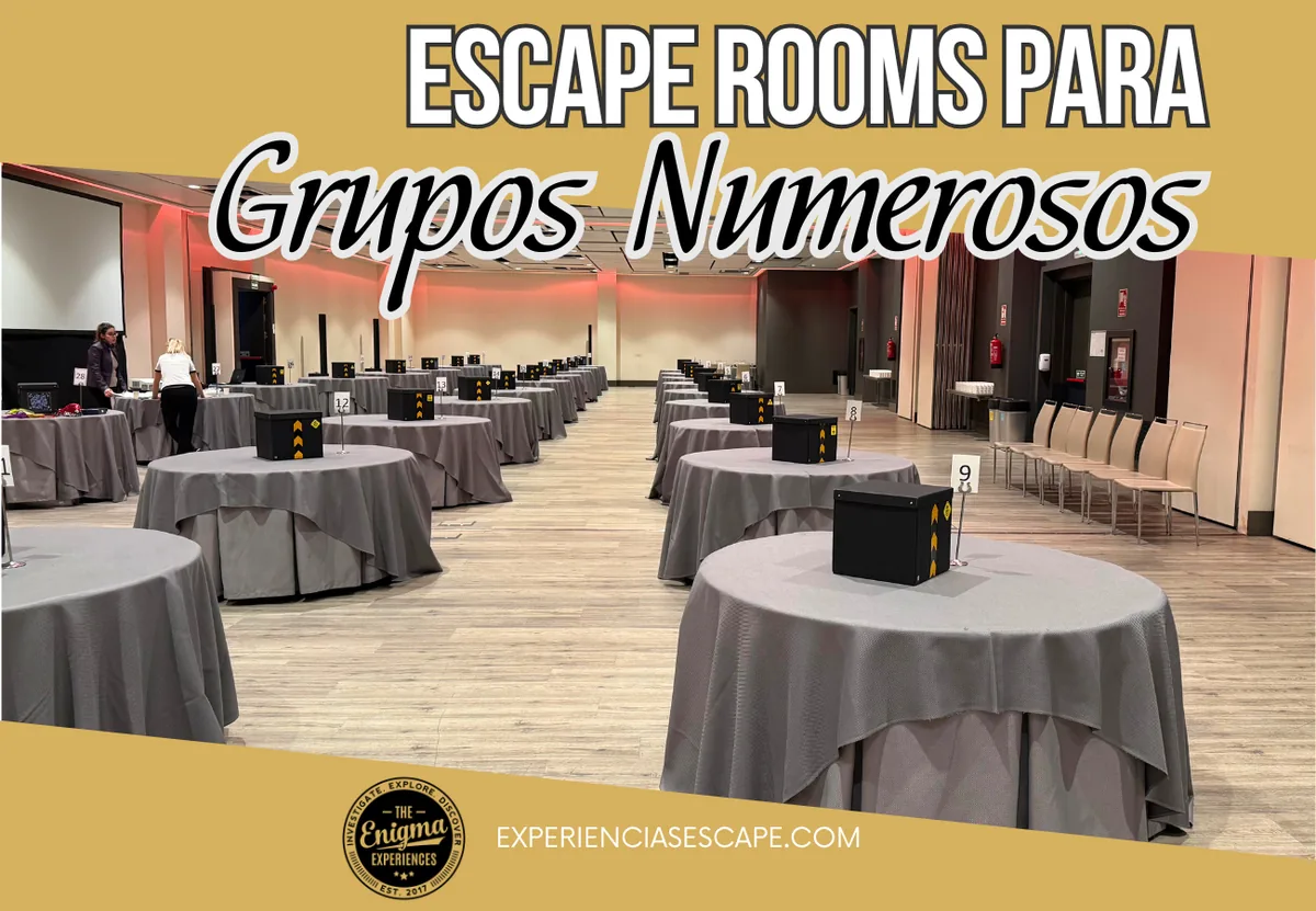 Salón de hotel con mesas redondas y una caja de juego en cada una, preparado para un escape room de grupo numeroso