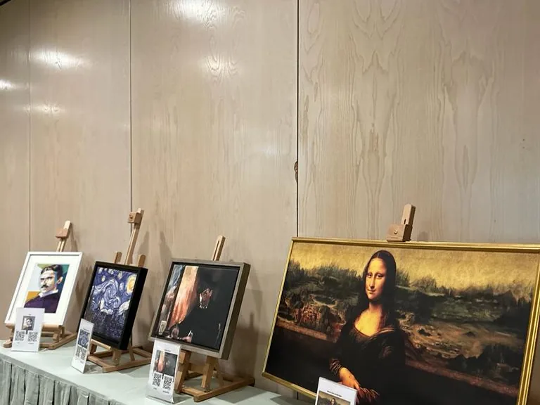 Escape room para empresas en Segovia: cuadros de Van Gogh y La Gioconda sobre una mesa en un salón de hotel