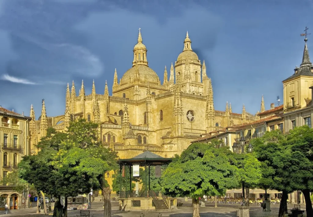 Escape room para empresas en Segovia: la Plaza Mayor con la catedral al fondo