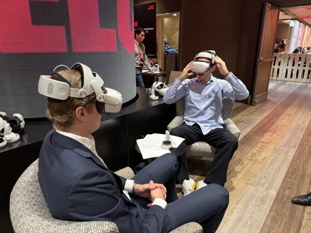 Escape room vs team building: participantes probando gafas de realidad virtual en un evento corporativo