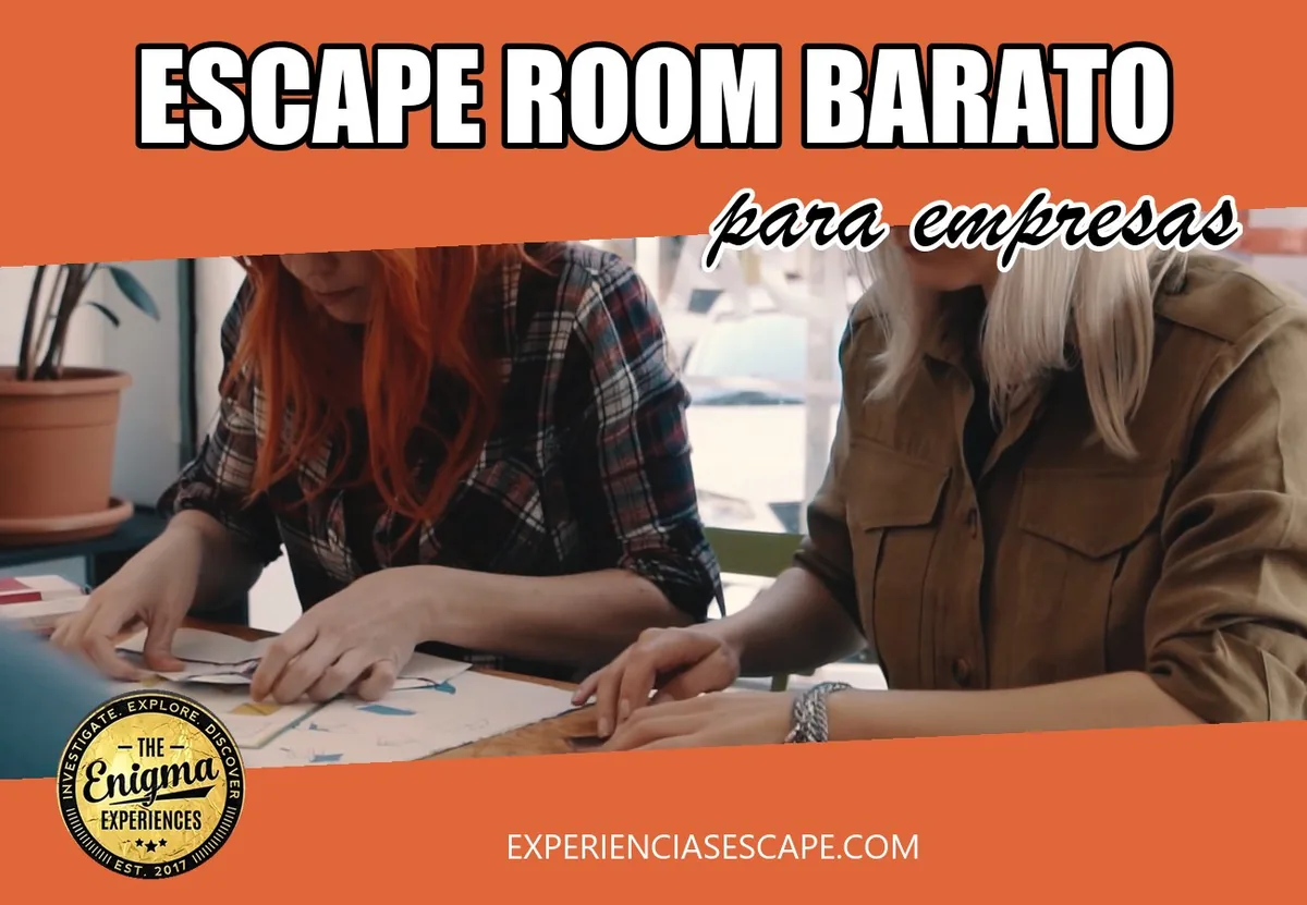 Dos compañeras de trabajo resolviendo pistas de un escape room de empresa sobre una mesa