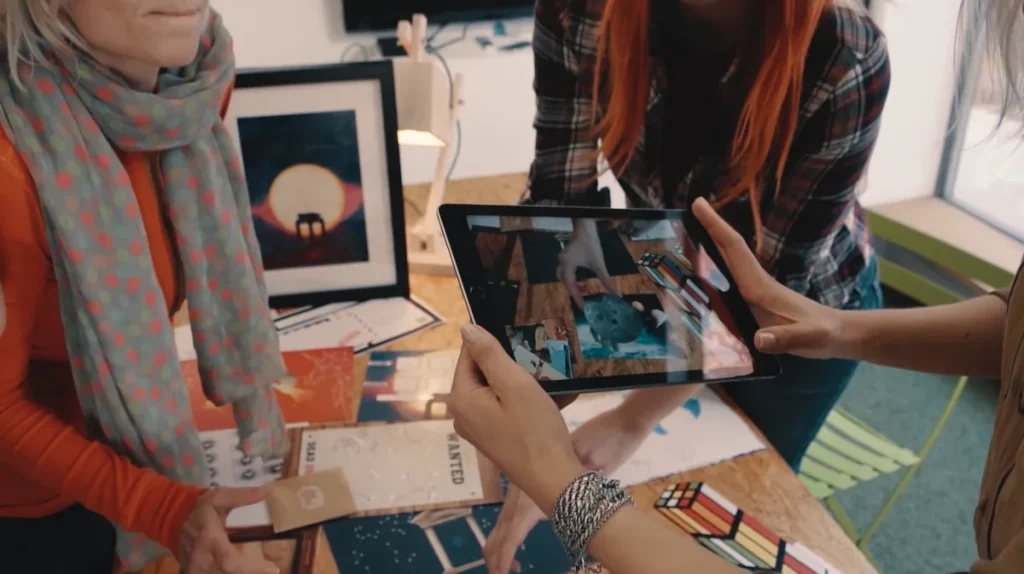 Equipo de empresa resolviendo pistas con una tablet en un escape room corporativo