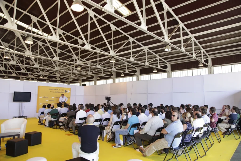 Escape room para congresos y convenciones: hangar lleno de asistentes sentados durante una convención de empresa