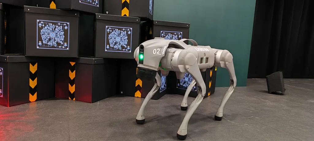 Escape room para congresos y convenciones: robot cuadrúpedo junto a las cajas de Cybercorp en el escenario