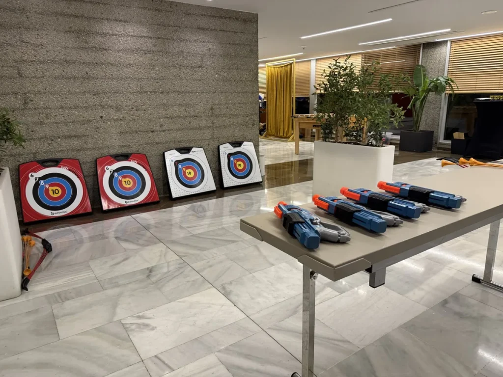 Organizar eventos para empresas en Madrid: mesa con material de juego preparada en el vestíbulo de un hotel