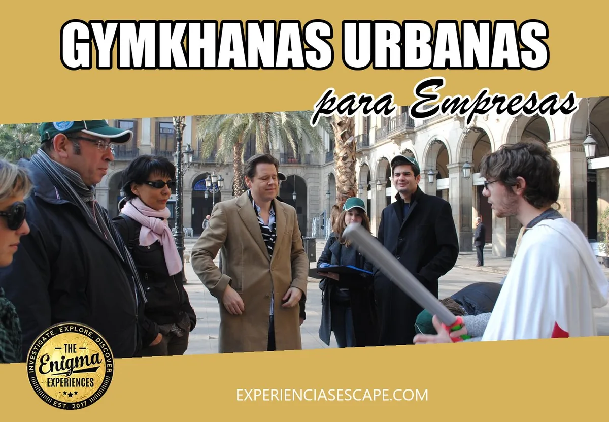 Gymkhanas urbanas para empresas: equipo con un actor templario en una plaza de Barcelona