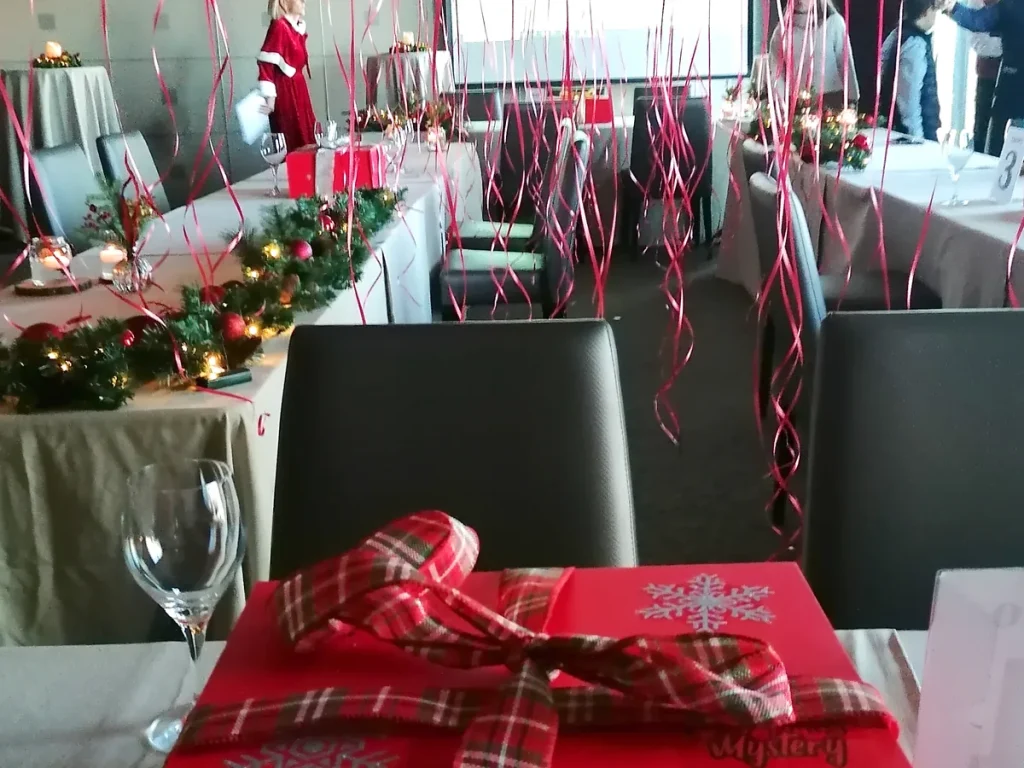 Juegos para cenas de empresa: una caja de juego roja en cada mesa del restaurante decorado