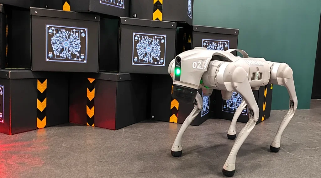 Juegos para empresas originales: un robot cuadrúpedo junto a las cajas de Cybercorp en un evento
