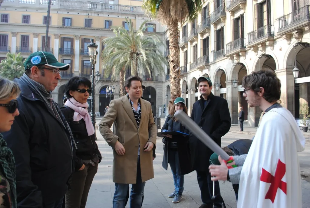Juegos para trabajadores: un grupo en una gymkhana urbana con un actor vestido de templario