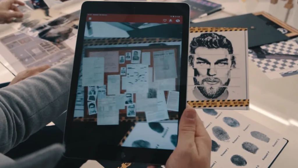 Juegos para trabajadores: una tablet con el expediente de un sospechoso durante un juego de investigación