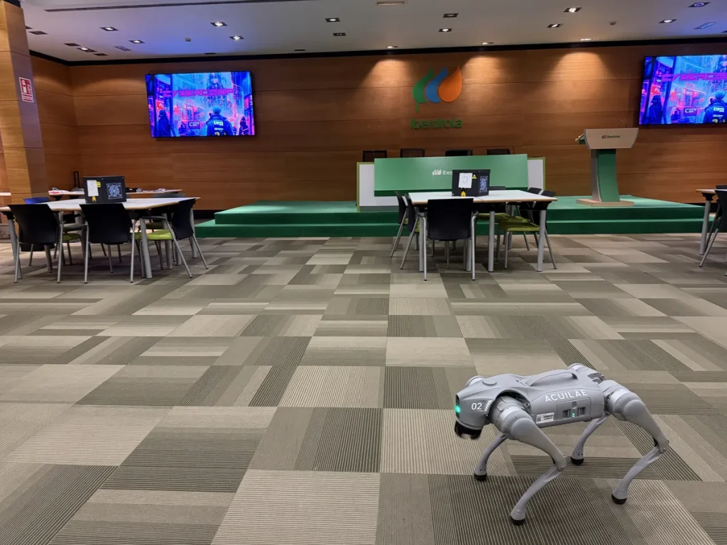 Mejores escape room para empresas en Madrid: salón de convenciones preparado para una partida, con robot incluido