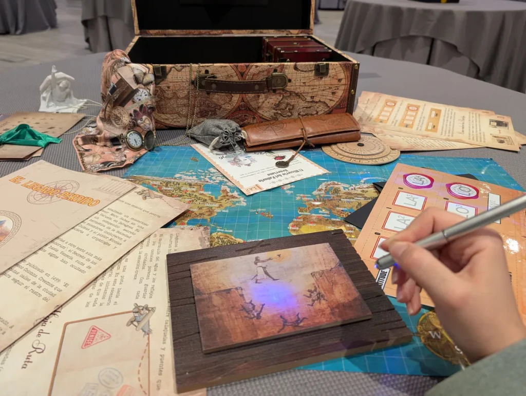 Preguntas frecuentes sobre escape room para empresas: material de El Legado Perdido con una linterna ultravioleta que revela un mensaje oculto