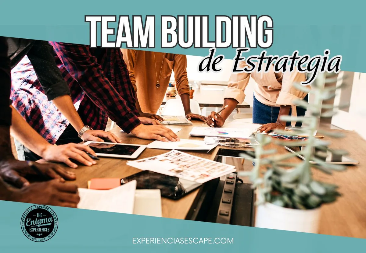 Equipo trabajando sobre una mesa con pistas y una tableta, cabecera de team building de estrategia