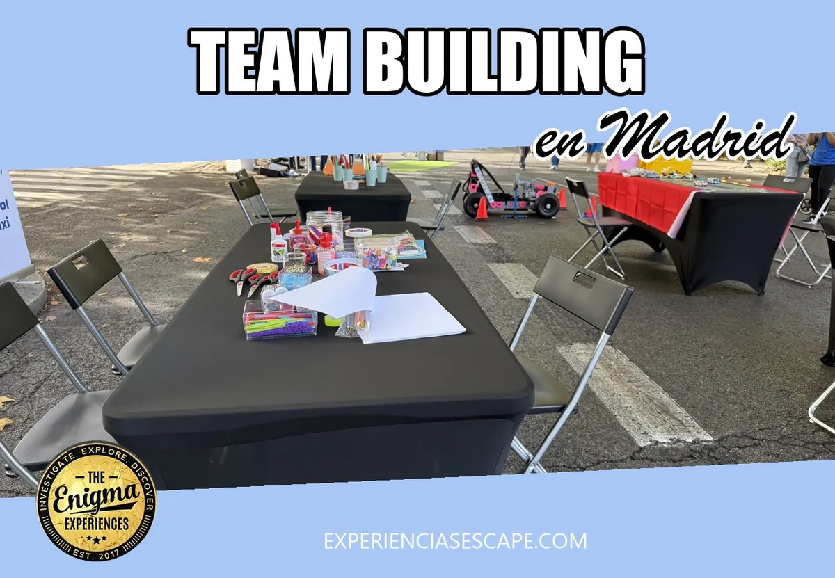 Mesas con material de juego preparadas al aire libre para una actividad de team building de empresa