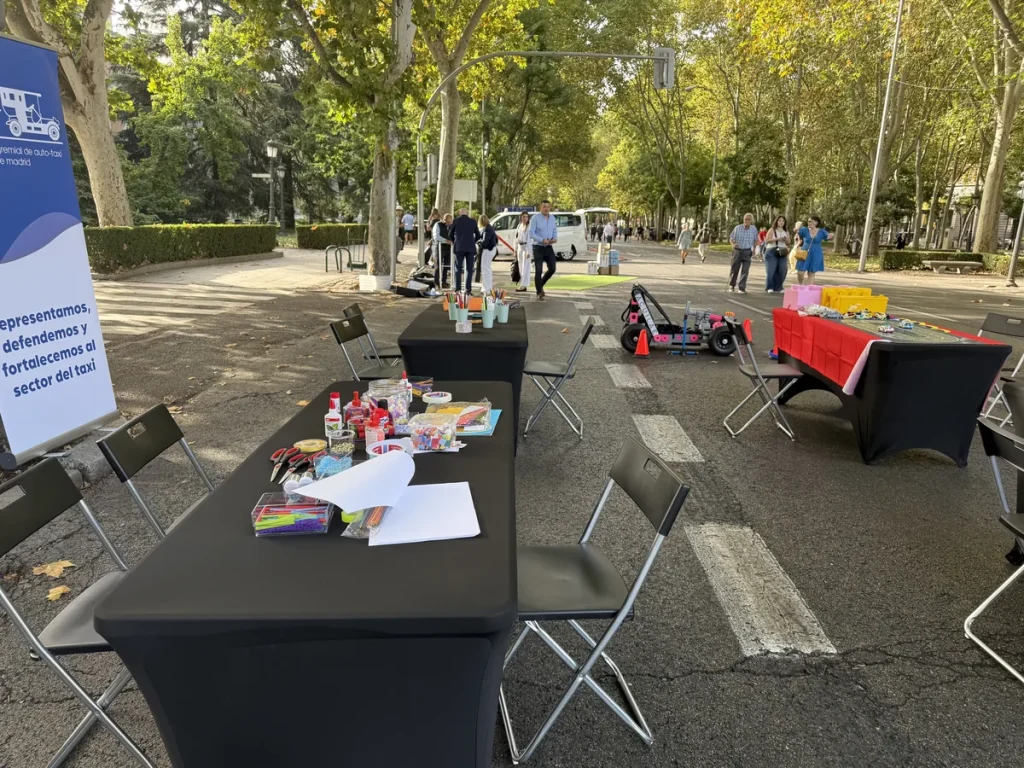 Team building en Madrid: mesas montadas en una calle del centro con el equipo al fondo