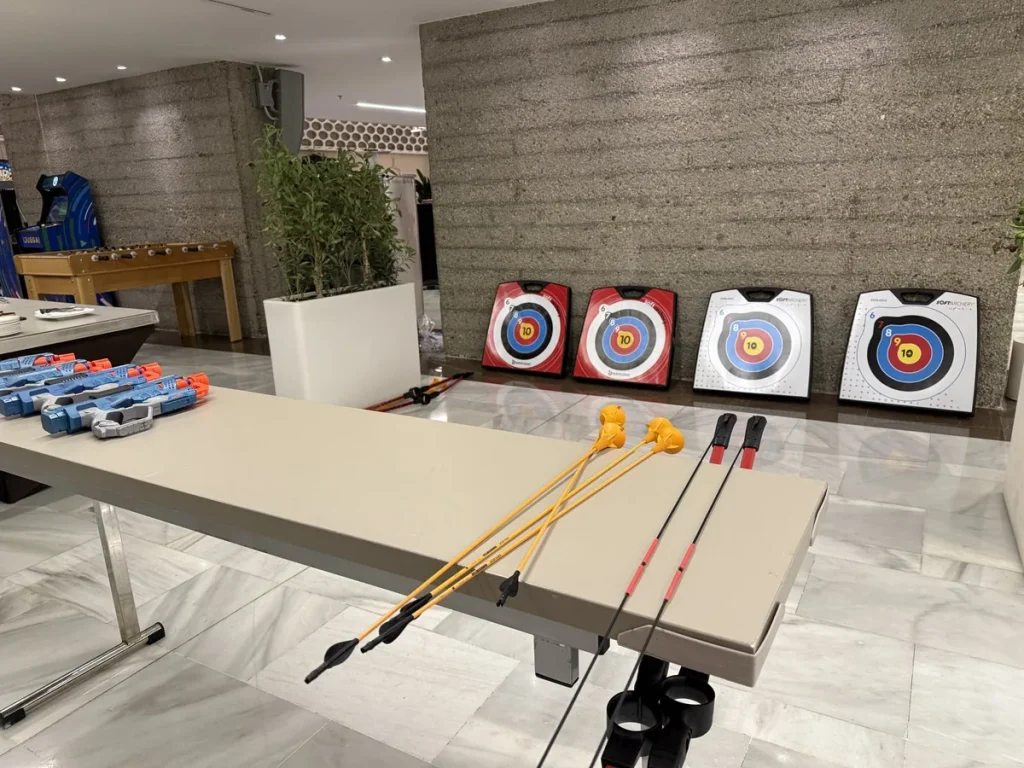 Dianas y arcos montados en el vestíbulo, un complemento para actividades de team building en la oficina