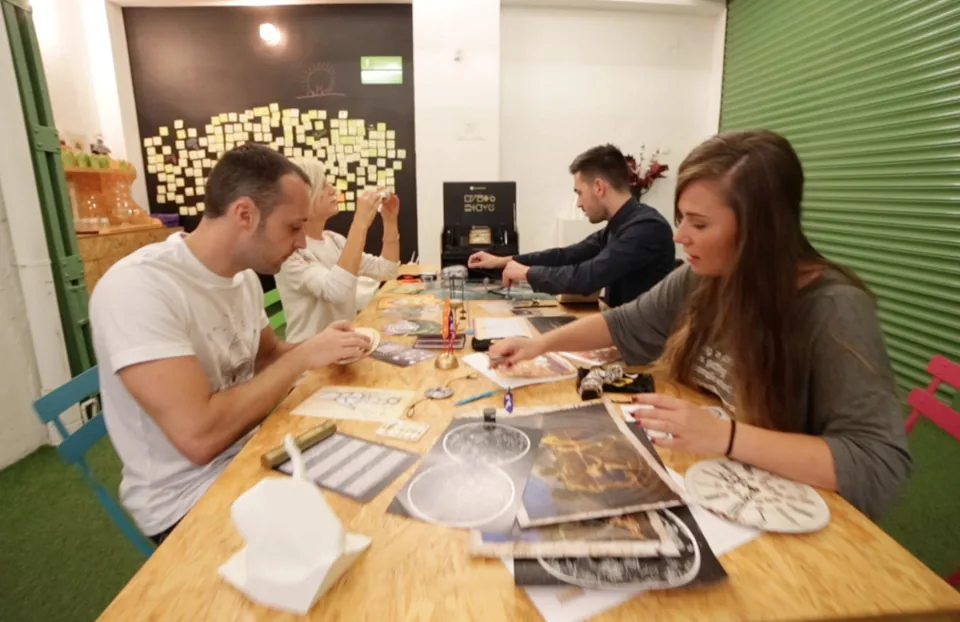 Team building para empresas: un equipo resuelve las pistas de un escape room sobre una mesa