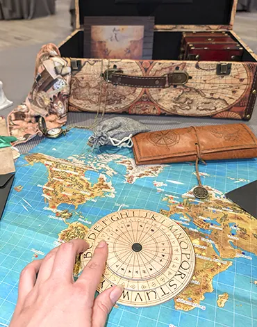Equipos colaborando en un escape room para grupos grandes