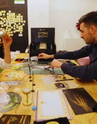 Grupo resolviendo enigmas en un escape room para grupos grandes